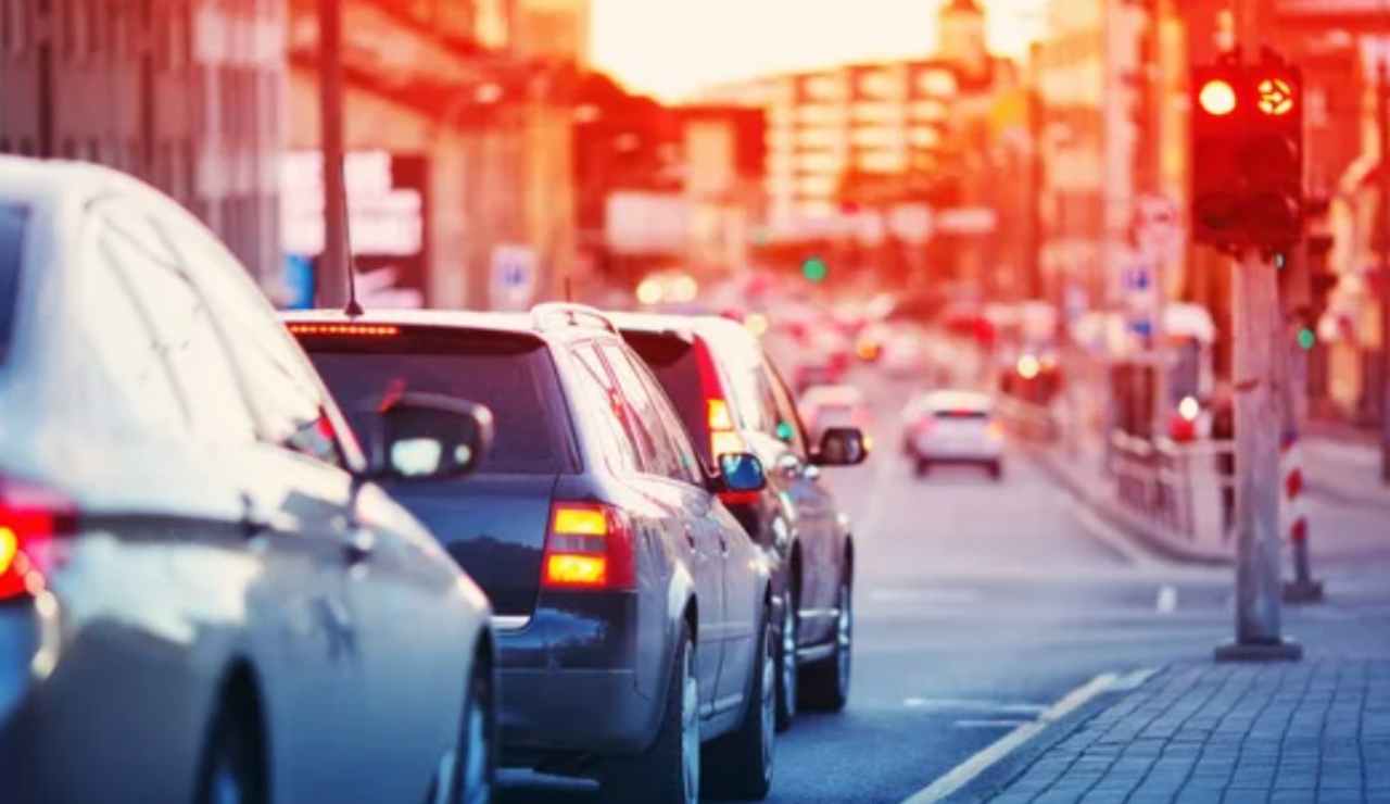 Auto al semaforo (Depositphotos foto) - www.insolenzadir2d2.it