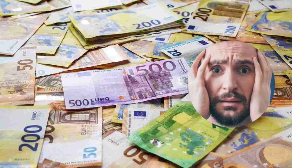 Banconote e preoccupazione (Pixabay foto) - www.insolenzadir2d2.it