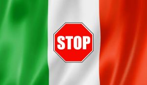 Bandiera italiana e stop (Depositphotos foto) - www.insolenzadir2d2.it