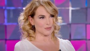 Barbara D'Urso (Mediaset Infinity - youtube screenshot) - www.insolenzadir2d2.it