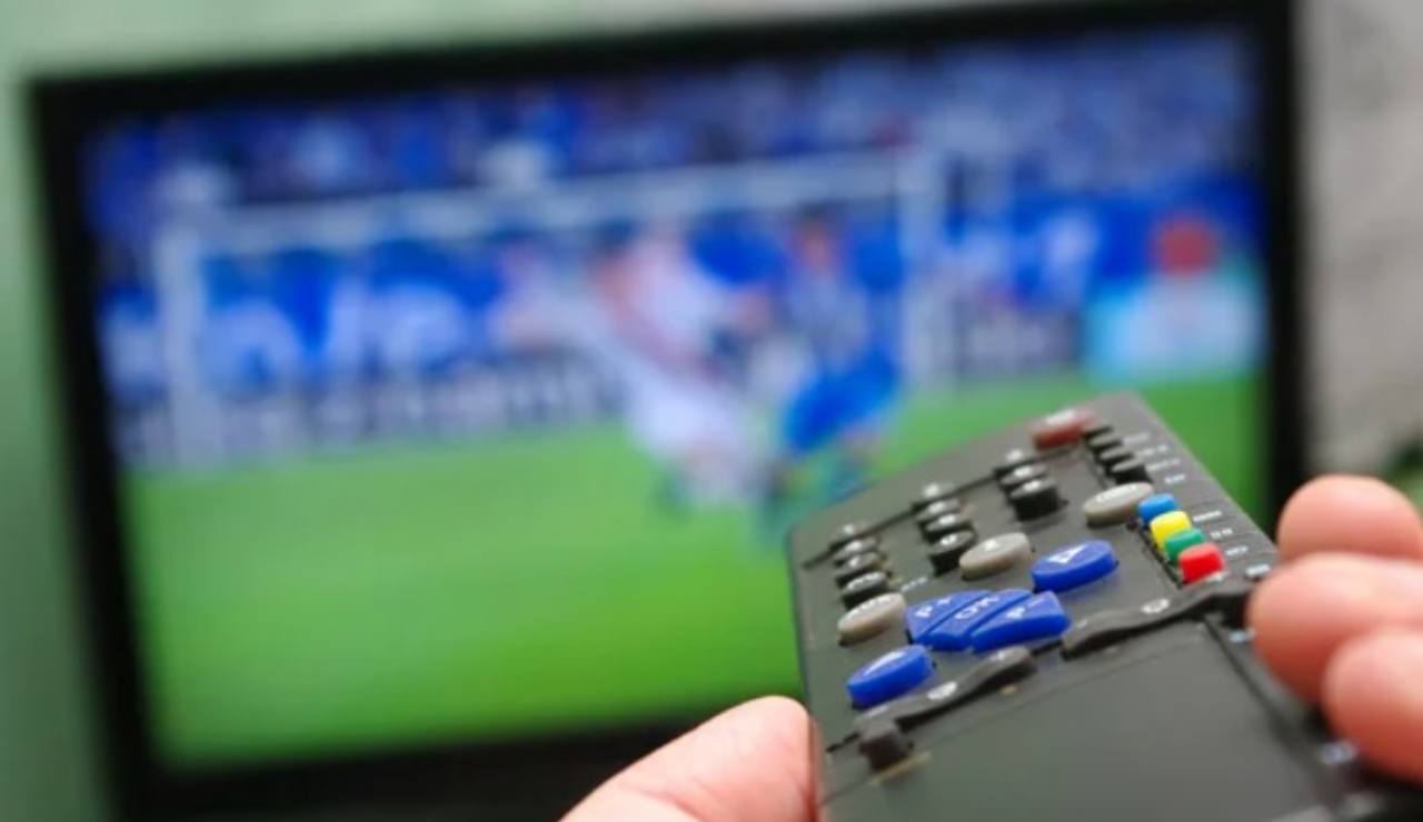 Calcio in tv (Depositphotos foto) - www.insolenzadir2d2.it