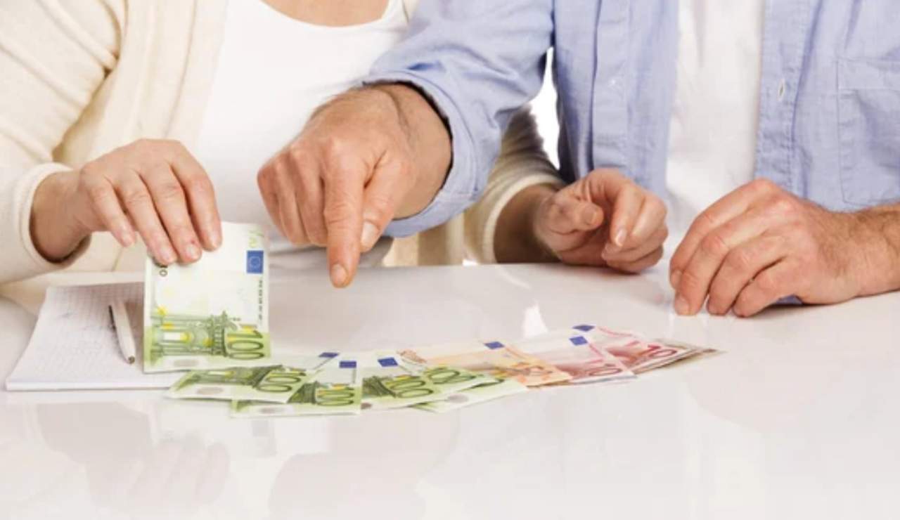 Coppia e soldi (Depositphotos foto) - www.insolenzadir2d2.it