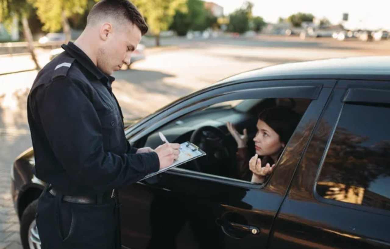 Donna in auto e multa (Depositphotos foto) - www.insolenzadir2d2.it