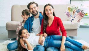 Famiglia felice e soldi (Depositphotos foto) - www.insolenzadir2d2.it