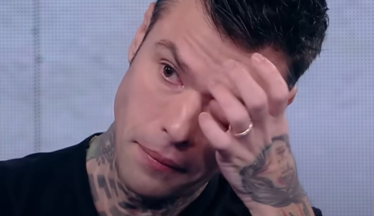 Fedez commosso (NOVE - youtube screenshot) - www.insolenzadir2d2.it
