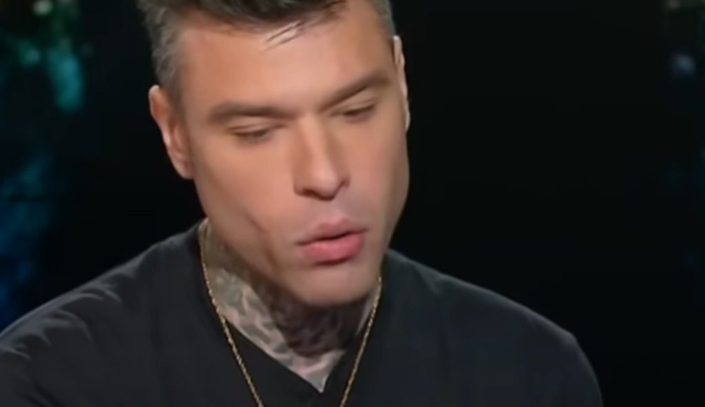 Fedez con lo sguardo basso (Rai - youtube screenshot) - www.insolenzadir2d2.it