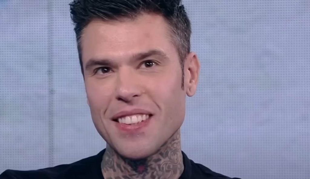 Fedez sorridente (Nove - youtube screenshot) - www.insolenzadir2d2.it