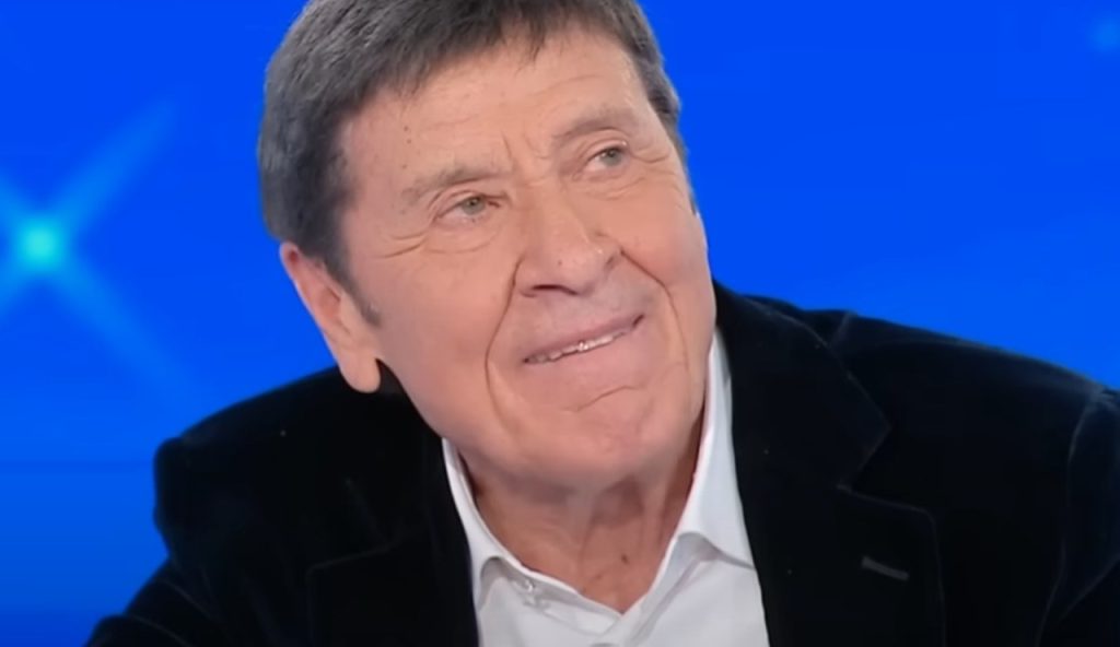 Gianni Morandi commosso (Rai - youtube screenshot) - www.insolenzadir2d2.it