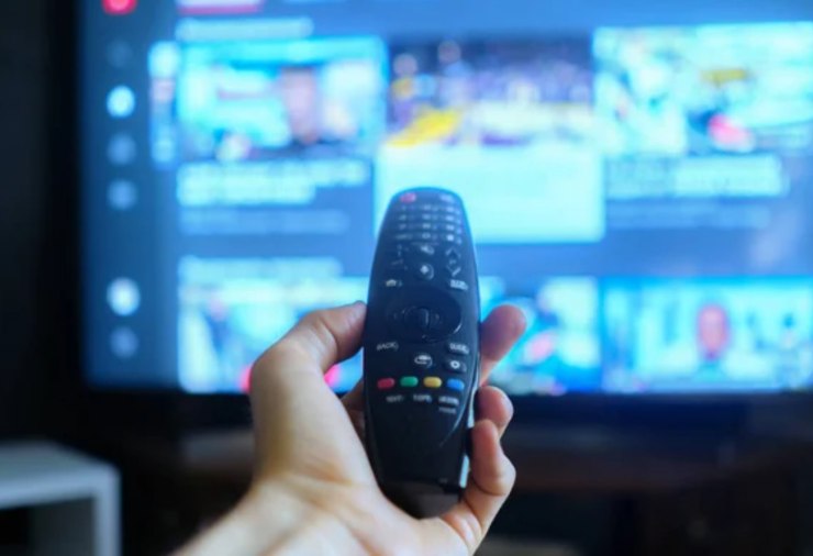 Guardare la tv (Depositphotos foto) - www.insolenzadir2d2.it