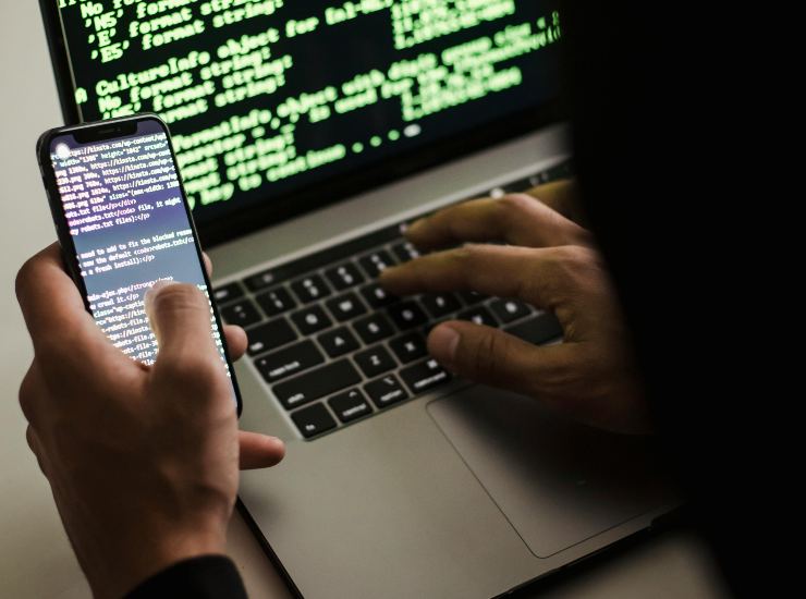 Hacker all'opera (Pexels foto) - www.insolenzadir2d2.it