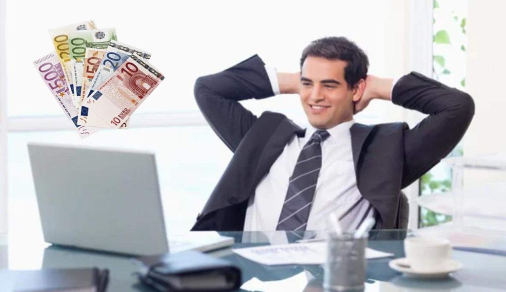 Lavoratore felice con soldi (Depositphotos foto) - www.insolenzadir2d2.it