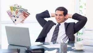 Lavoratore felice con soldi (Depositphotos foto) - www.insolenzadir2d2.it