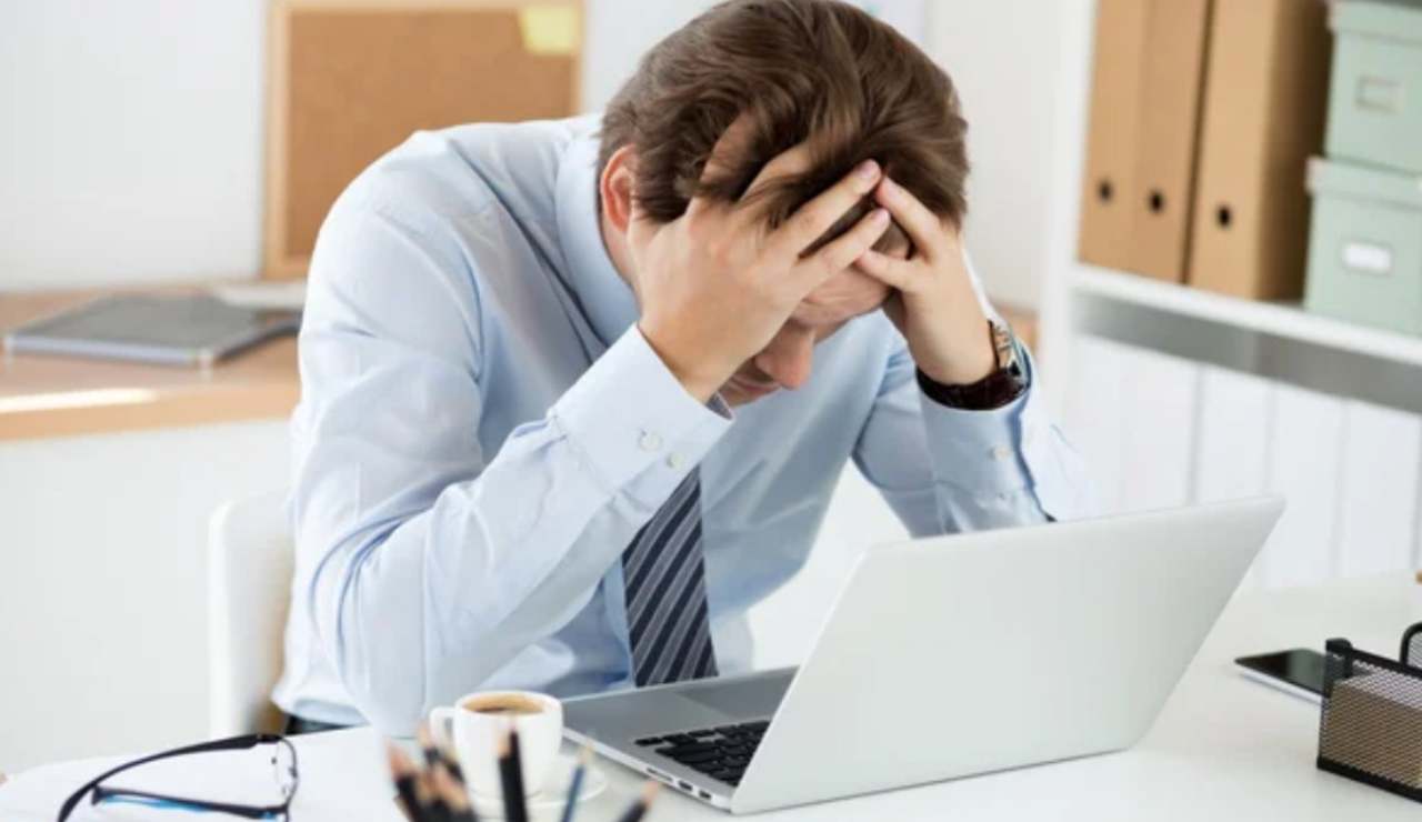 Lavoratore stressato (Depositphotos foto) - www.insolenzadir2d2.it