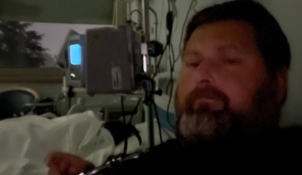 Mario Adinolfi in ospedale (marioadinolfi71 - instagram screenshot) - www.insolenzadir2d2.it