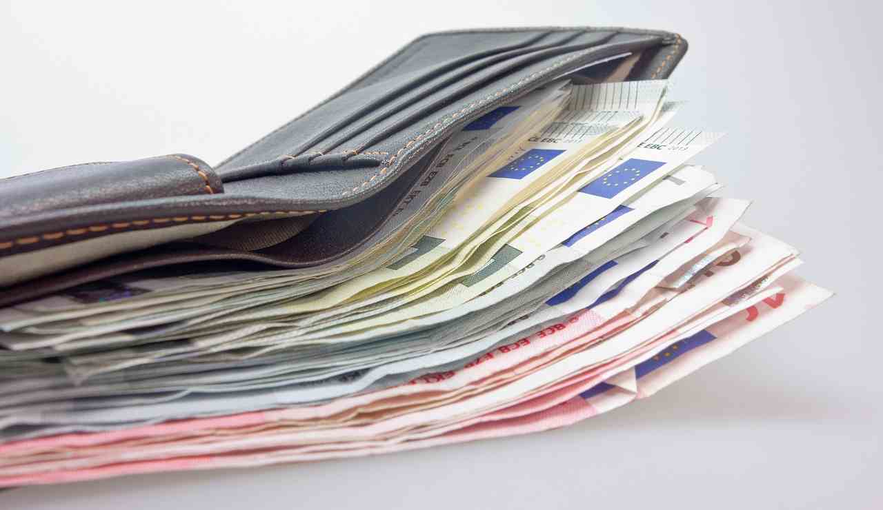 Portafogli con soldi (Pixabay foto) - www.insolenzadir2d2.it