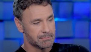 Raul Bova affranto (Mediaset Infinity - youtube screenshot) - www.insolenzadir2d2.it