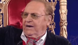Renzo Arbore (Nove - youtube screenshot) - www.insolenzadir2d2.it