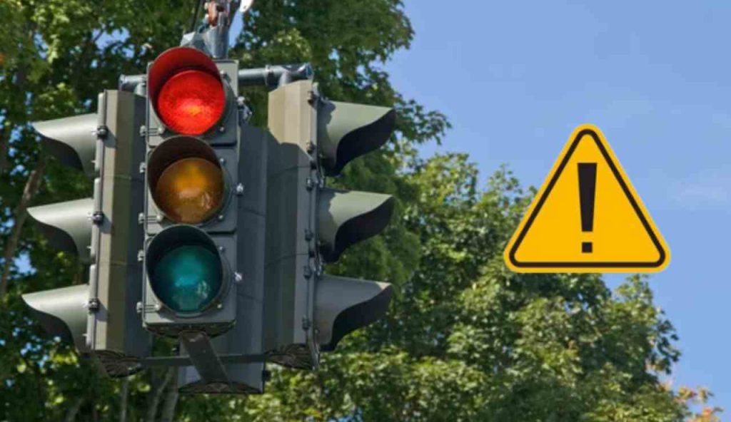 Semaforo rosso (Depositphotos foto) - www.insolenzadir2d2.it