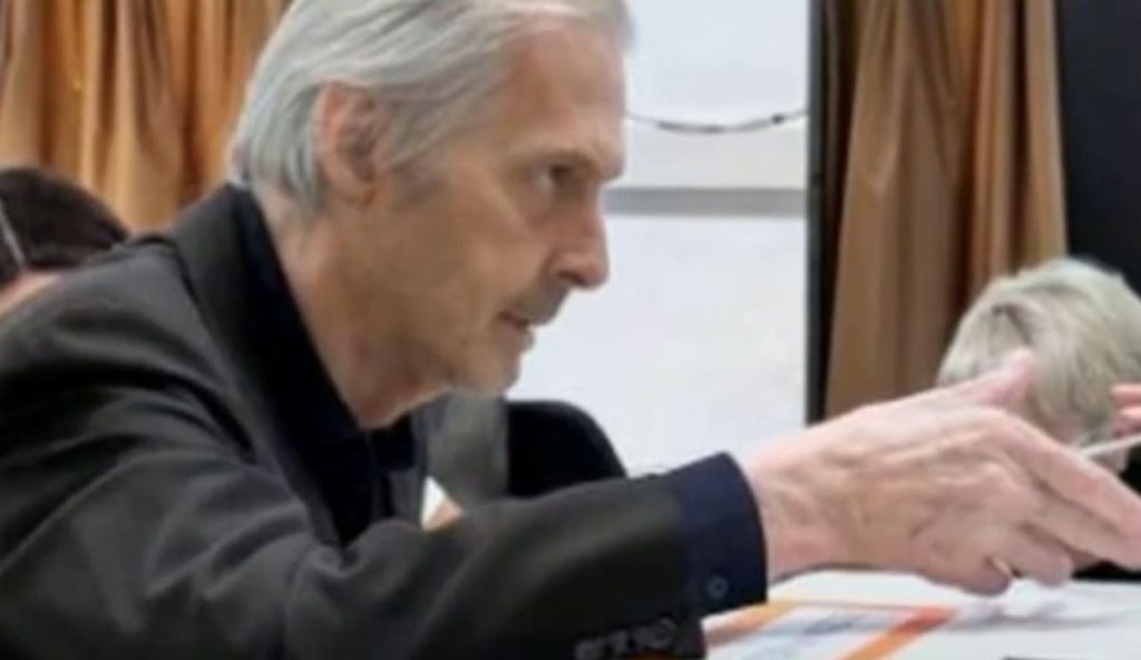 Sgarbi molto dimagrito (news flash italia - youtube screenshot) - www.insolenzadir2d2.it