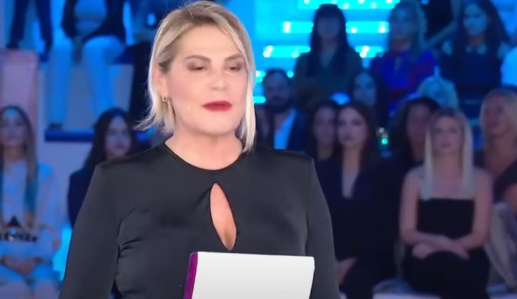 Simona Ventura (Mediaset Infinity - youtube screenshot) - www.insolenzadir2d2.it
