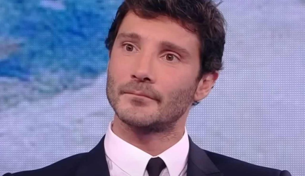 Stefano De Martino serio (Nove - youtube screenshot) - www.insolenzadir2d2.it
