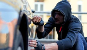 Vandalo in azione su un auto in sosta