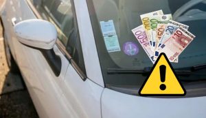 Auto con adesivi e multa