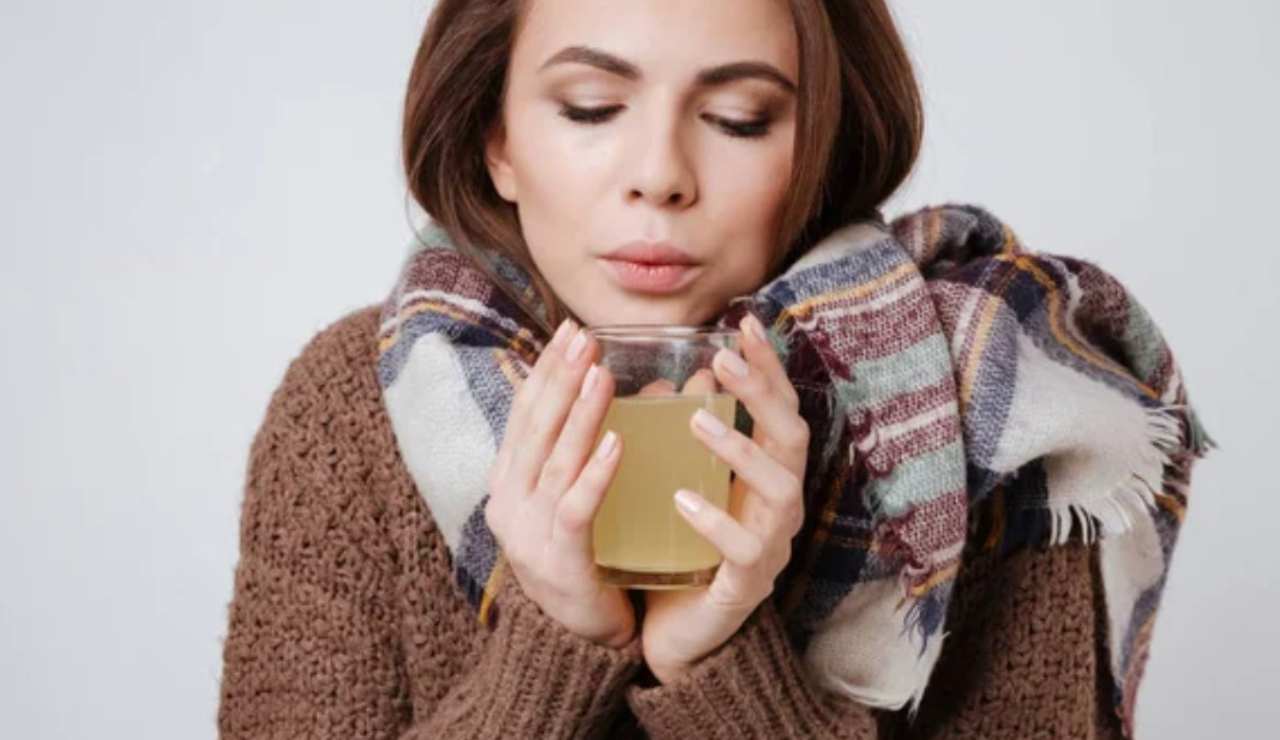 Donna con felpa al freddo (Depositphotos foto) - www.insolenzadir2d2.it