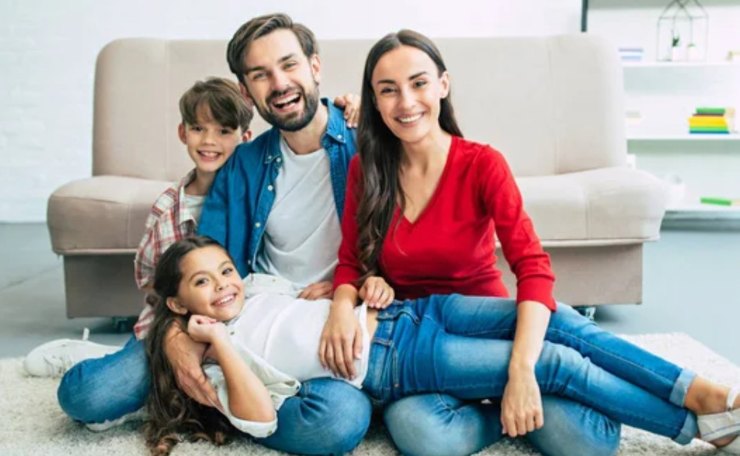 Famiglia felice con figli (Depositphotos foto) - www.insolenzadir2d2.it