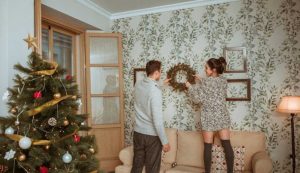 Persone che addobbano casa