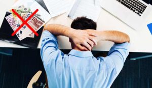 Lavoratore disperato senza soldi (Depositphotos foto) - www.insolenzadir2d2.it