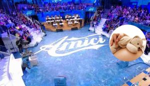 Lo studio di Amici (Mediaset Infinity - youtube foto) - www.insolenzadir2d2.it