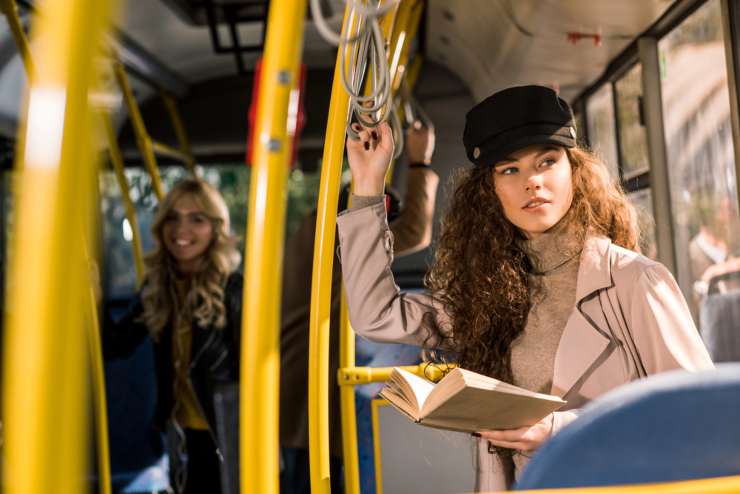 Ragazza su bus bonus