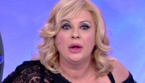 Tina Cipollari incredula (Mediaset foto) - www.insolenzadir2d2.it