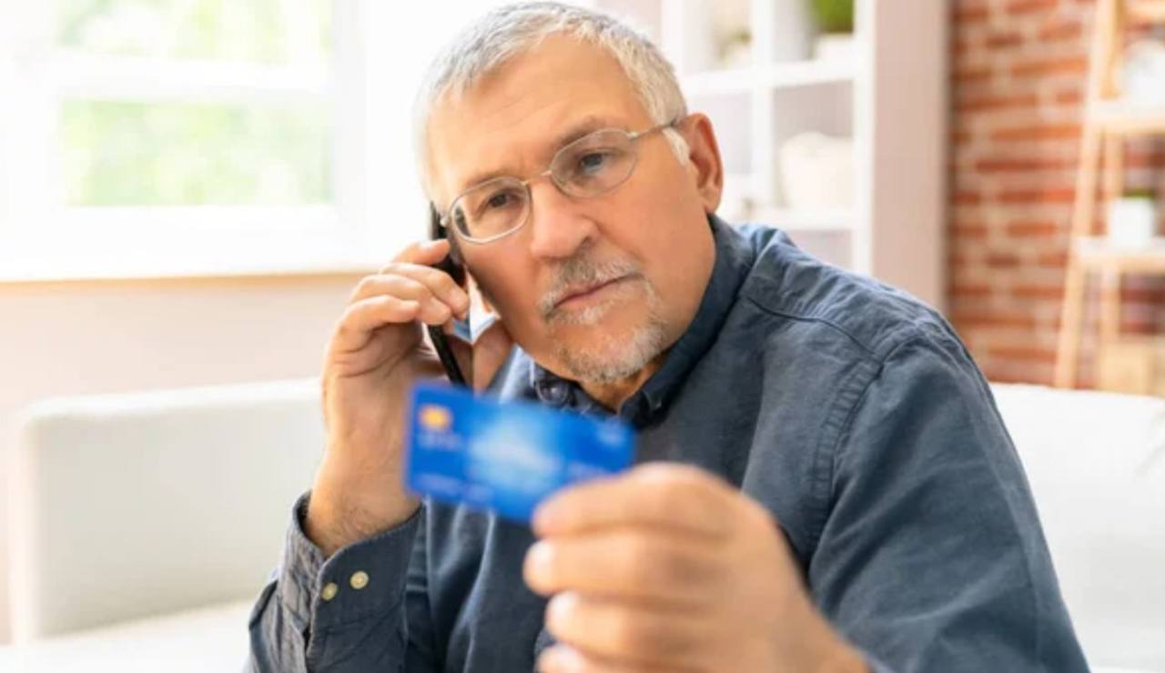 Uomo anziano e truffa (Depositphotos foto) - www.insolenzadir2d2.it