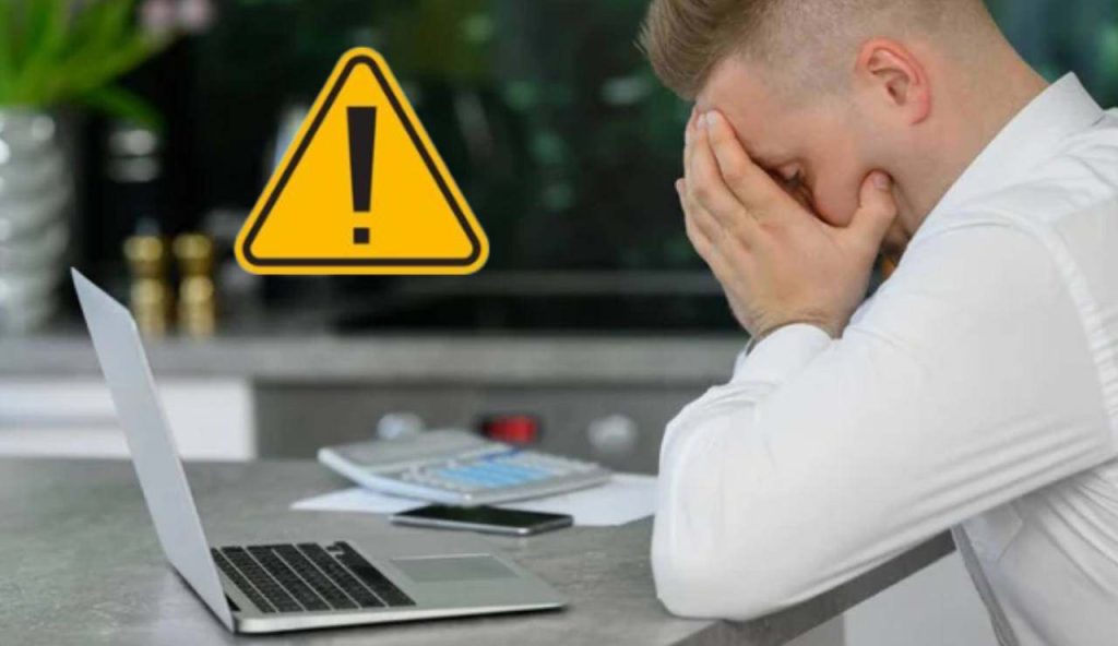 Uomo disperato per una truffa (Depositphotos foto) - www.insolenzadir2d2.it