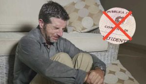 Uomo piange (Depositphotos foto) - www.insolenzadir2d2.it