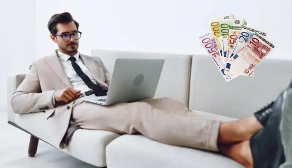 Uomo su divano e soldi (Depositphotos foto) - www.insolenzadir2d2.it