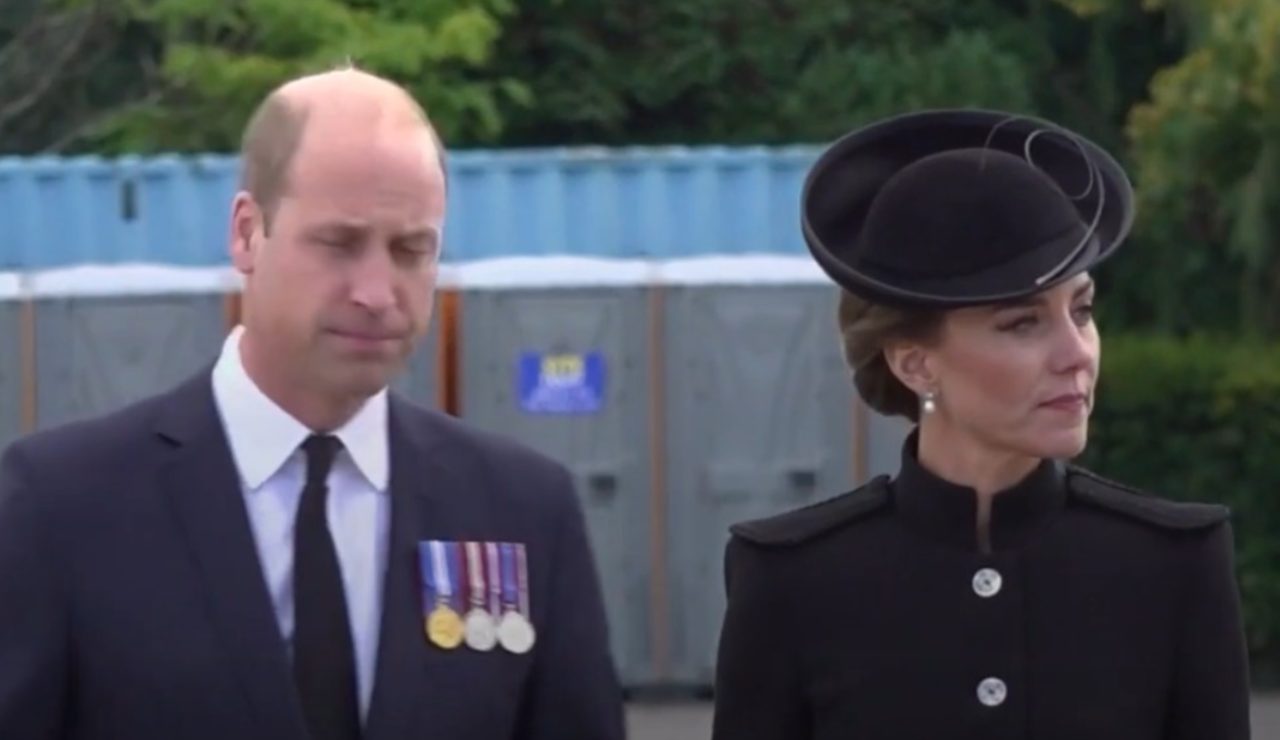 William e Kate in lutto (The independent - youtube screenshot) - www.insolenzadir2d2.it